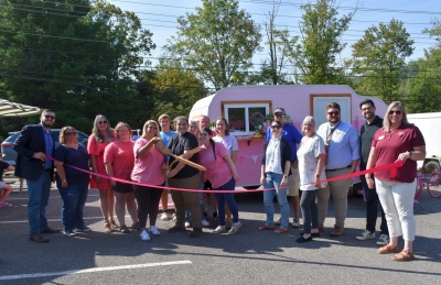Men and women celebrating the ribbon cutting for Espresso Alley Hot 2 Go